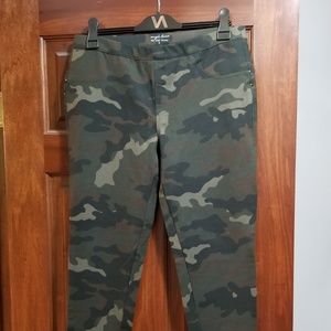 Evy's Tree Camo Skinnies Size Large Like New